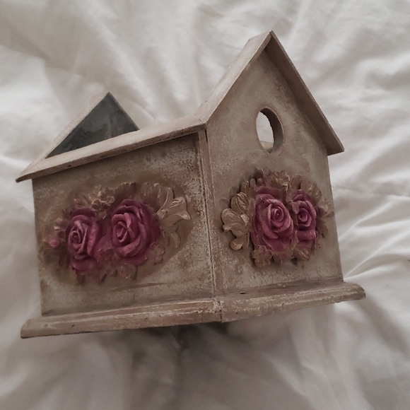 Beautiful wooden planter with rose detail design. - Picture 3 of 5
